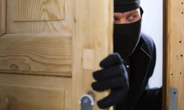 Воры хотели ограбить дом, в котором находилась 6-летняя девочка. Вскрыв дверь, они замерли на месте