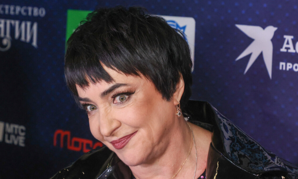 Без ресниц и с морщинами: 60-летняя Лолита показалась на публике без макияжа (фото)